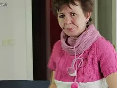 Brunette nhận được một tải trọng lớn tại các phòng tập thể dục xes em